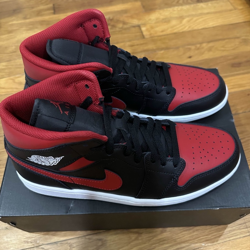 *New* Jordan 1 Mid Men Red Black (DQ8426-067) Size 10 *Damaged Original Box*